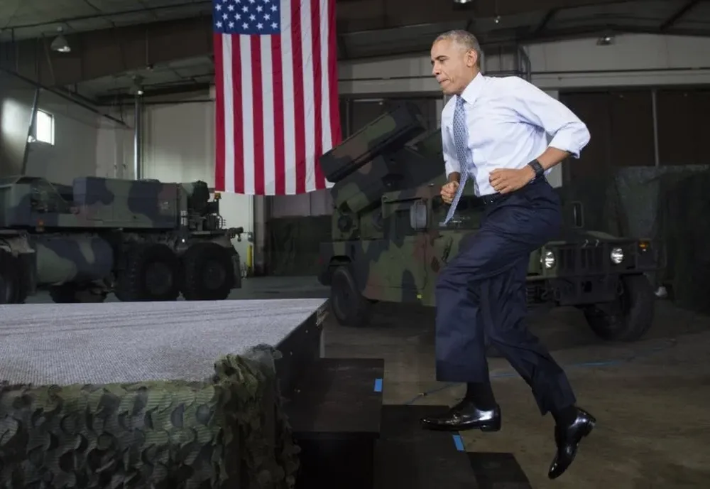 Barack Obama sube al estrado para recibir a las tropas estadounidenses en Fort Lee, Virginia