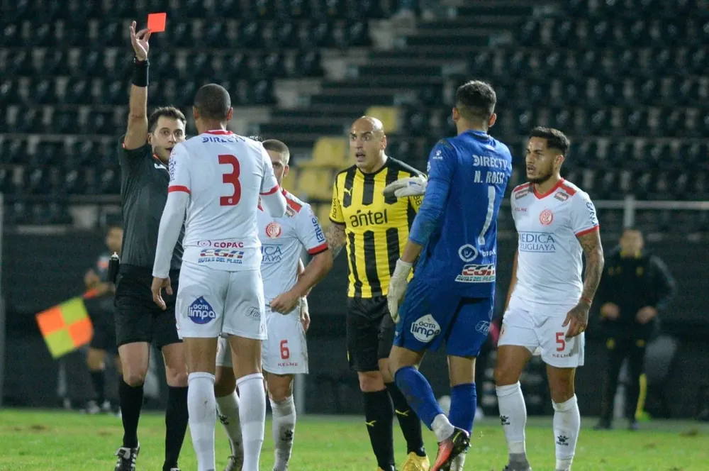 Martín González en el momento que fue expulsado junto a Ariel Nahuelpán