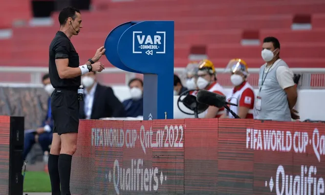 El VAR se robó el protagonismo en Quito: decidió cuatro goles