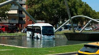 Un autobus fue a parar al medio de la fuente.&nbsp;