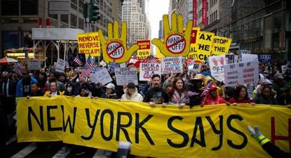 Los organizadores convocaron la protesta bajo el lema "Manos fuera".