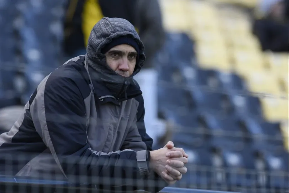Un hincha de Peñarol protegido contra el frío