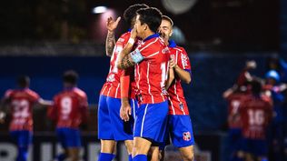 Los jugadores de Central Español celebran el 1-0 anotado por Raúl Tarragona