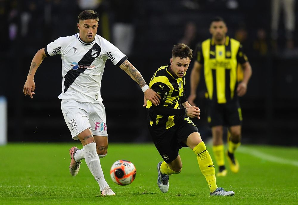 Leandro Umpiérrez de Peñarol ante Danubio por el Torneo Clausura