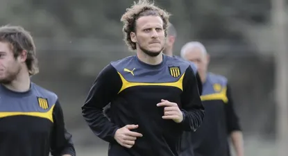 Forlán le cambia la cara