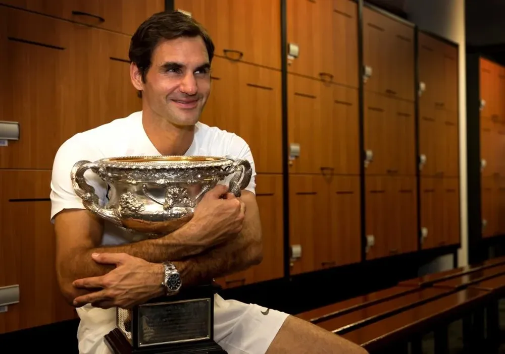 Federer con su trofeo de Australia, su Grand Slam número 20