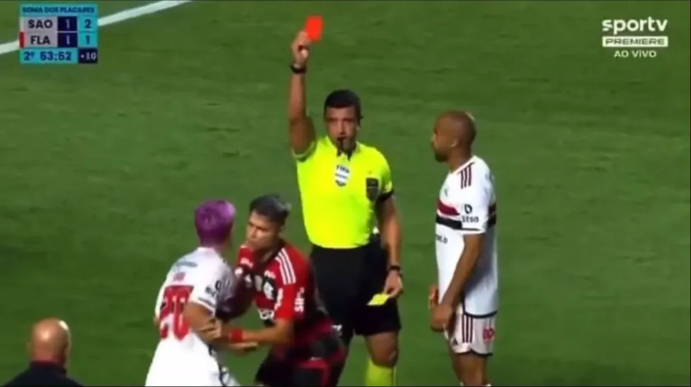 Gabi Neves, expulsión y festejo