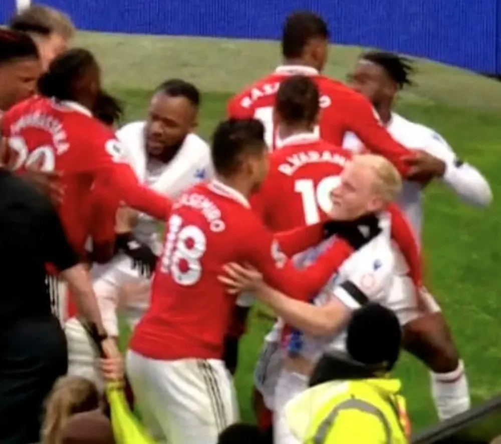 Casemiro atacó a un rival y fue expulsado del partido de Manchester United