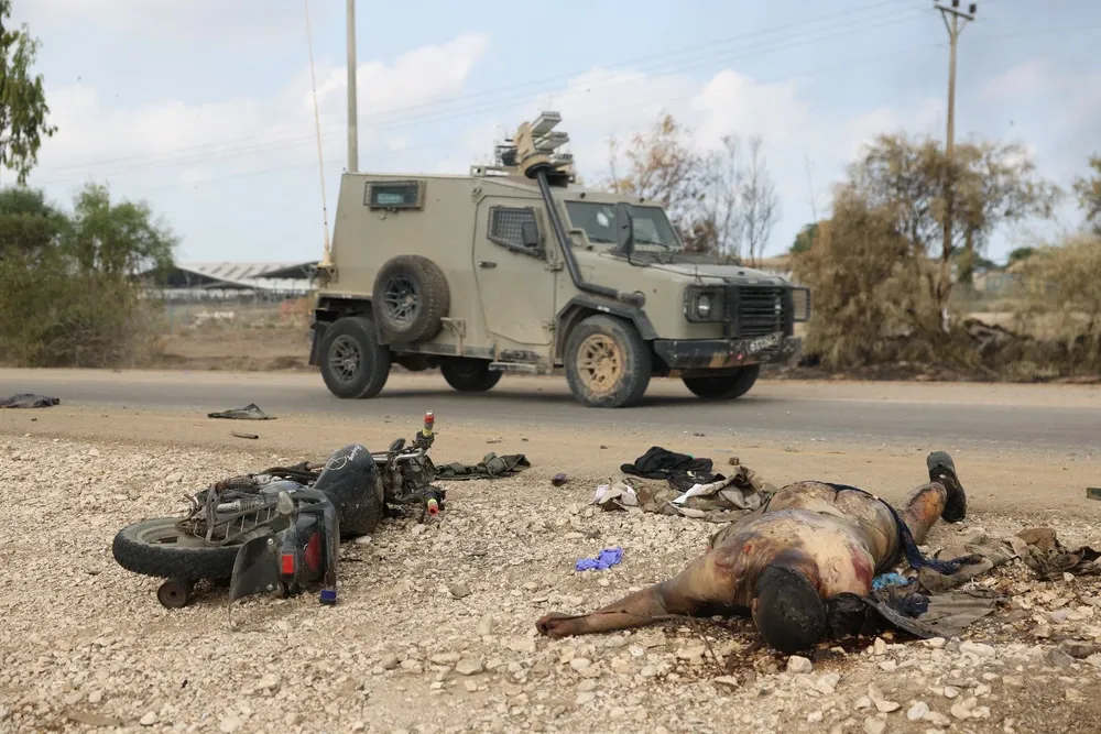 El cuerpo de uno de los milicianos que ingresaron el sábado a territorio israelí.