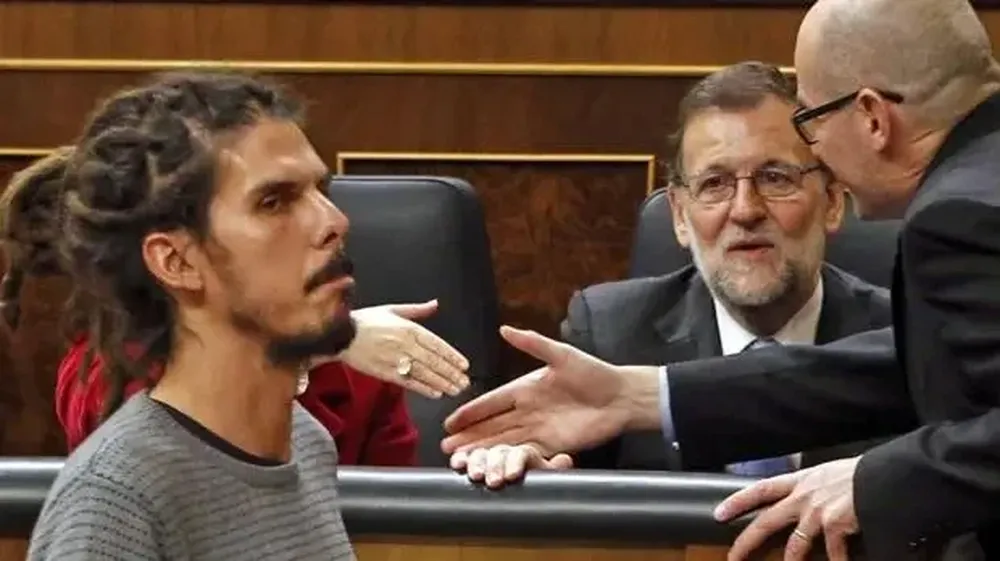 El diputado de Unidas Podemos, Alberto Rodríguez, es observado por Mariano Rajoy en el pleno del Congreso de los Diputados