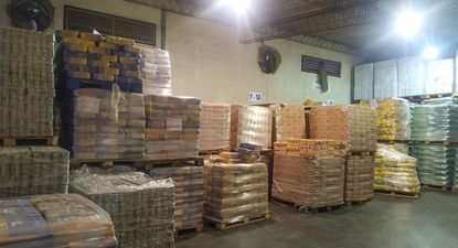 Los alimentos adquiridos por el Ministerio de Capital Humano, acopiados en un depósito en Villa Martelli, que están próximos a vencer y generaron una disputa con los movimientos sociales en la que intervino la Justicia
