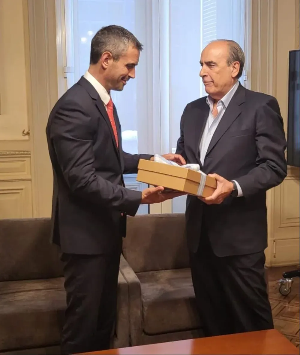 Martín Menem recibe el proyecto de manos de Guillermo Francos