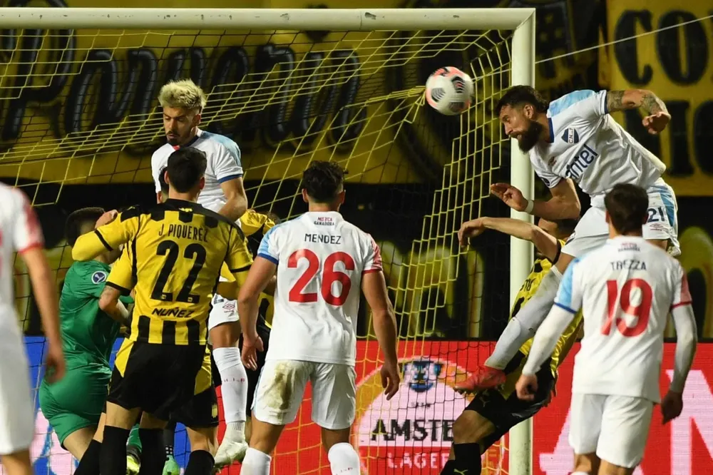 Corujo le ganó a todos de cabeza y convirtió el 1-0 que no le alcanzó a Nacional