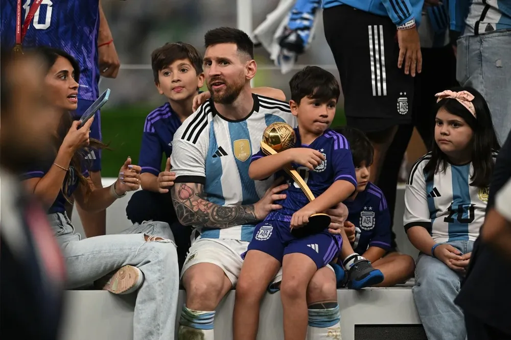Messi con Thiago, Mateo y Ciro