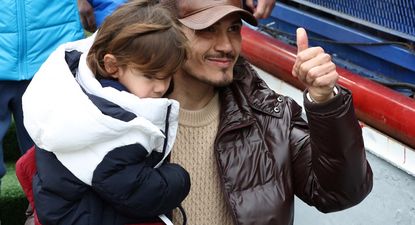 Edinson Cavani en La Bombonera con su hijo Silvestre