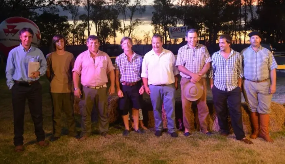 Los cabañeros con los rematadores y el gerente de banco Itaú en Tacuarembó