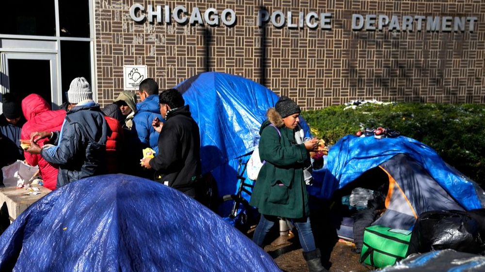 Migrantes fuera del Departamento de Policía de Chicago
