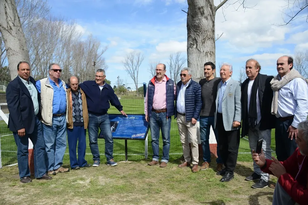 De León junto a campeones de 1980 y 1988