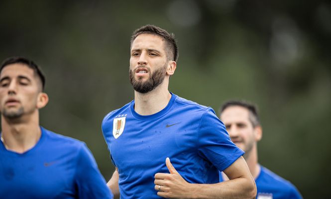 Kike Olivera y Rodrigo Bentancur en la selección uruguaya