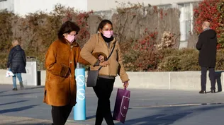 Varias personas caminan con la mascarilla.
