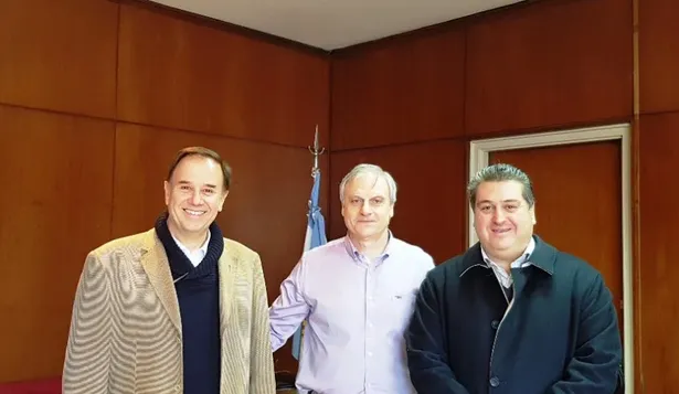 El titular de Anrtci Mario Stefanoli junto al secretario de la entidad Mario Molina y el jerarca de la AFIP