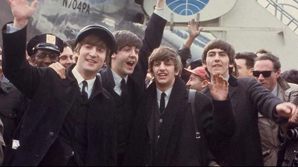 Eight days a week se enfoca en las giras de los Beatles y en cómo era el funcionamiento interno de la banda