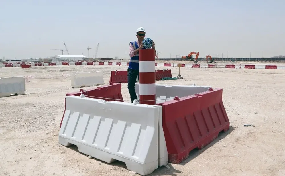 El director del proyecto del estadio de la final del Mundial 2022, colocando la pelota en lo que será el centro de la cancha.