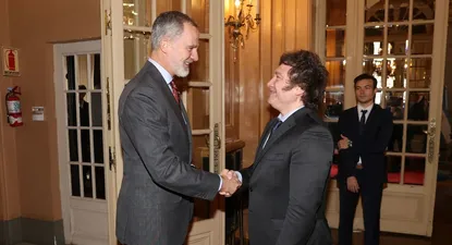 Milei saluda a Felipe VI, rey de España