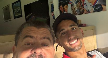 Kike Olivera junto a Flavio Perchman viendo el partido Nacional-Olimpia en un palco del Gran Parque Central&nbsp;