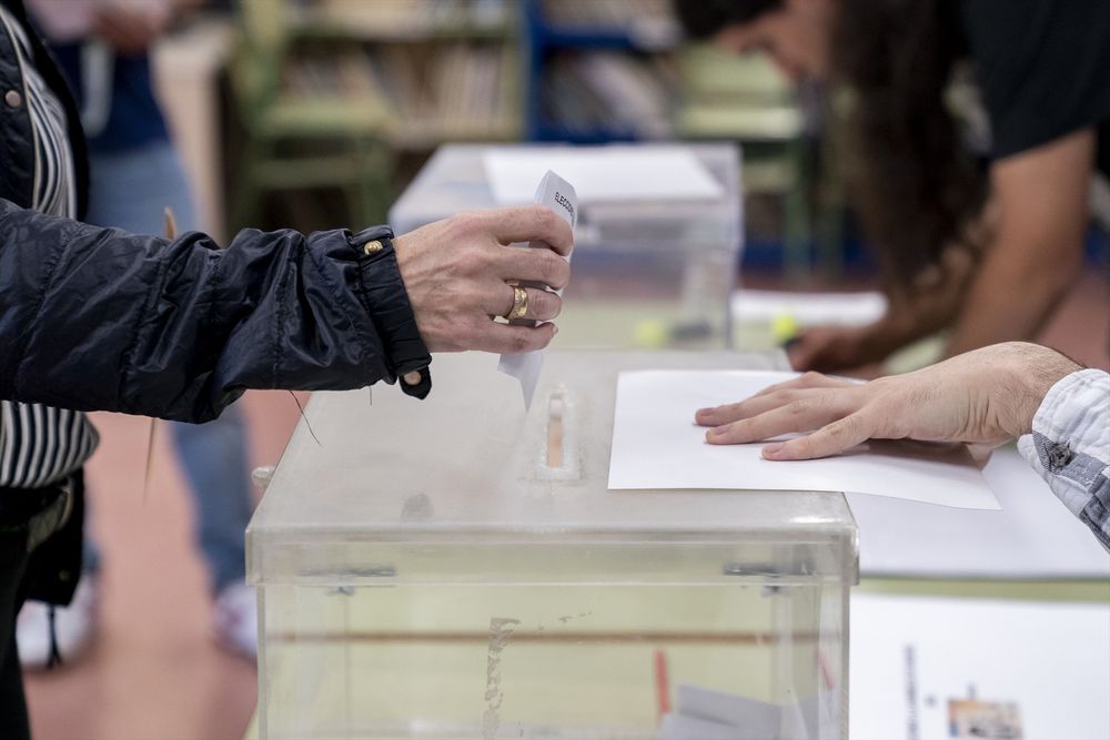 Una persona mete su voto en la urna en un colegio electoral, a 28 de mayo de 2023, en Madrid (España).&nbsp;