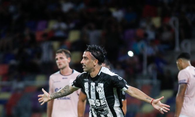 El uruguayo Michael Santos anotó su primer gol con Central Córdoba; mirá el video y su enojo previo con un compañero