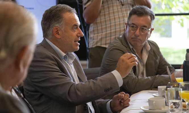 Yamandú Orsi durante la reunión en el Cefir, junto a su asesor Álvaro Padrón