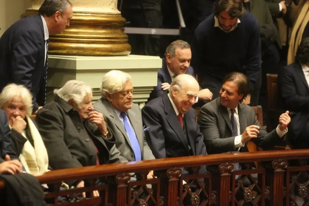 Los expresidentes junto a Lacalle Pou en el palco del Senado