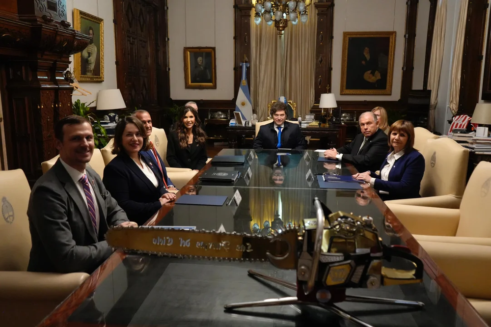 Javier Milei, acompañado por autoridades de su gabinete, durante la firma del acuerdo con Kristi Noem, secretaria de Seguridad de EEUU.