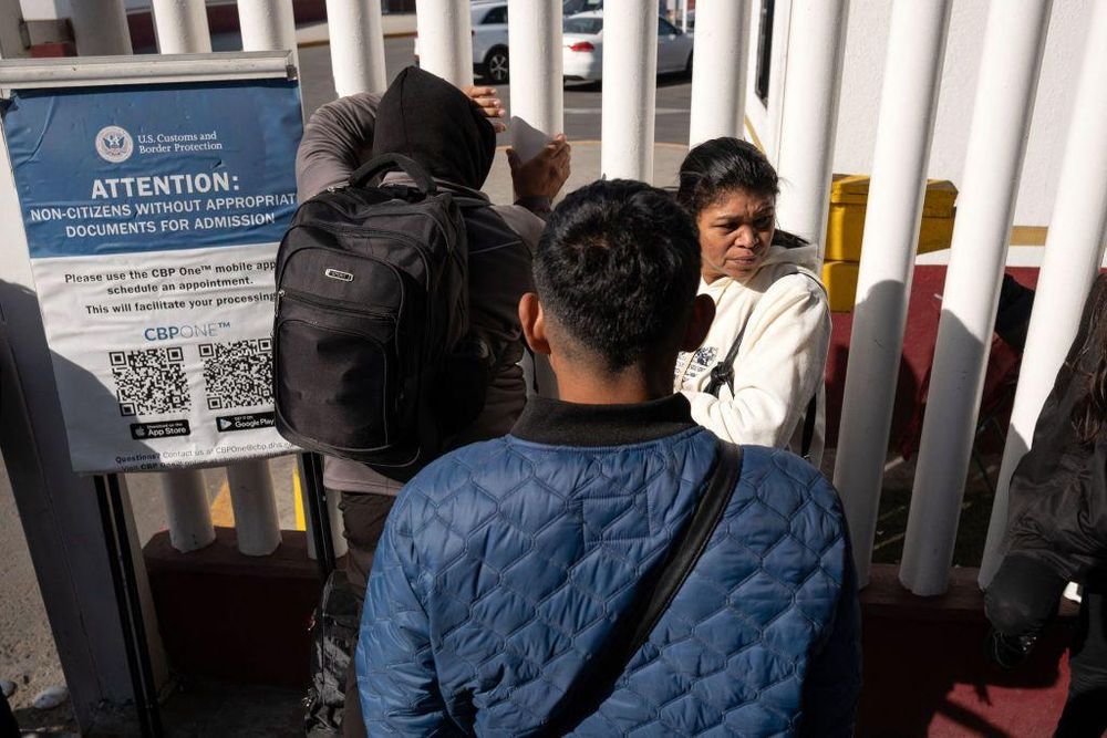 La nueva política cierra las fronteras a la migración legal que había impulsado el presidente Joe Biden.