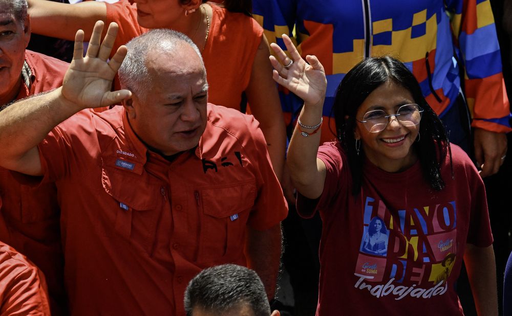 El ministro del Interior Diosdado Cabello y la vicepresidenta Delcy Rodriguez, recién vuelta de una gira por China, celebran el Día del Trabajador en Venezuela.