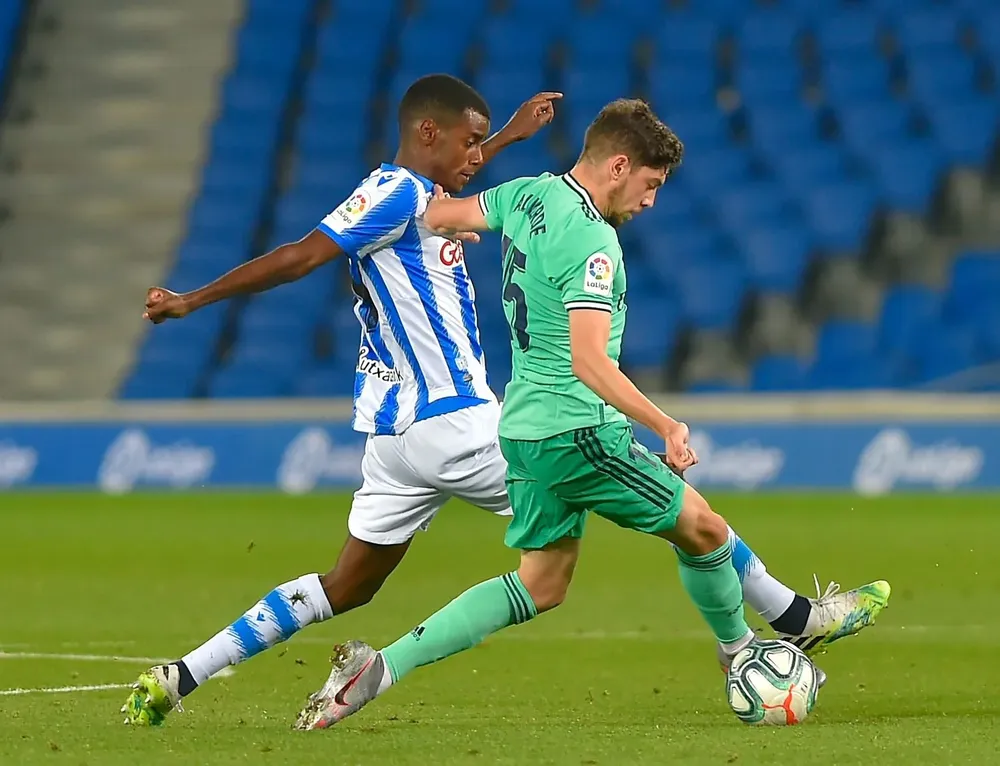 Alexander Isak cuando jugaba en Real Sociedad, ante Federico Valverde