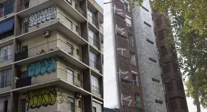 Los dos edificios grafiteados en los últimos días