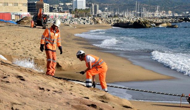 Los cables submarinos tienen el grosor de una manguera, para facilitar su despliegue y reparación.