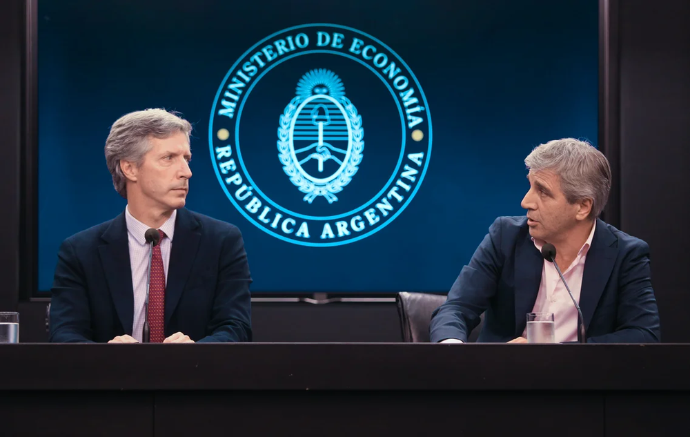 El presidente del Banco Central (BCRA), Santiago Bausili, y el ministro de Economía, Luis Caputo.