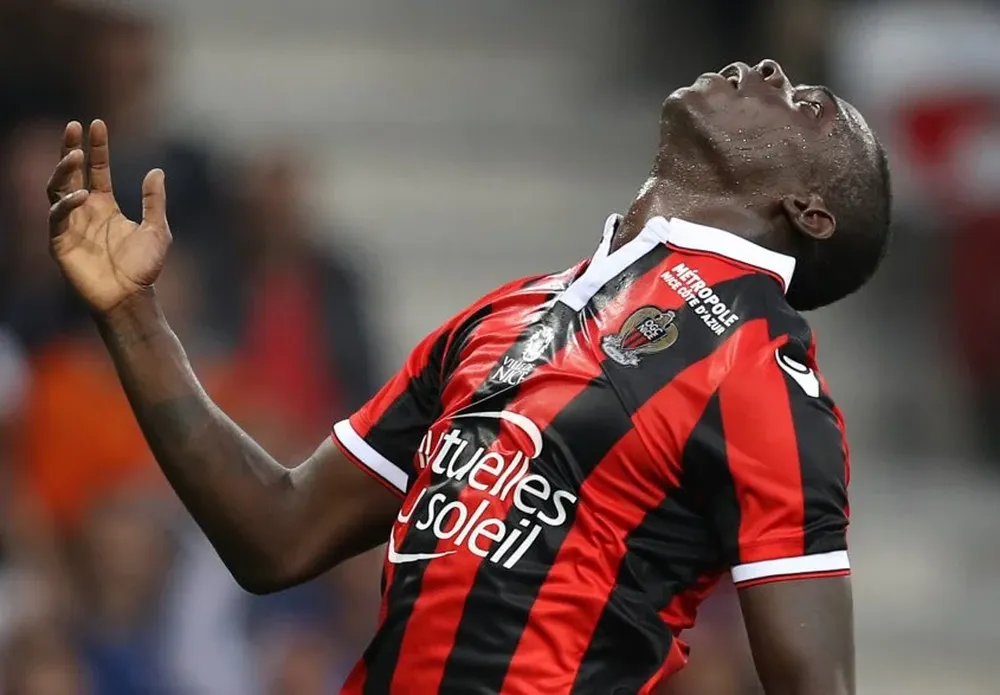 Balotelli con su nueva camiseta, la del dorsal N° 9 del Niza francés.