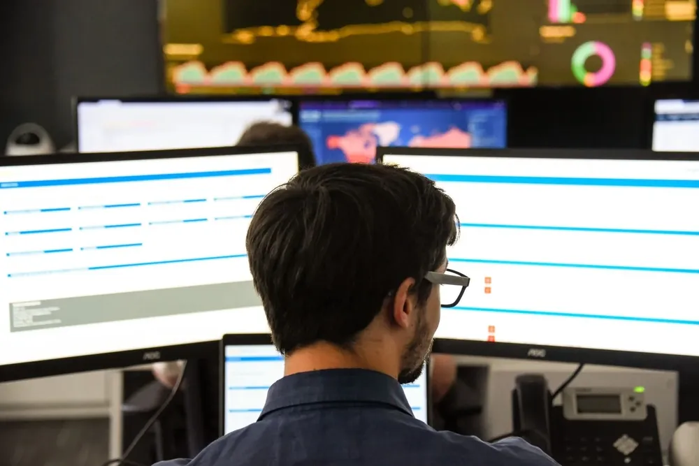 Centro de monitoreo: 24 horas, los 7 días de la semana