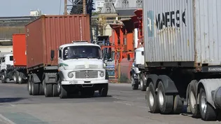 Transporte de carga en el puerto de Montevideo