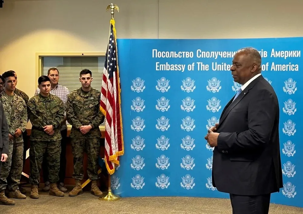 Lloyd Austin llegó a Ucrania por sorpresa para reunirse con el presidente Zelensky. En la foto dialoga con militares ucranianos.