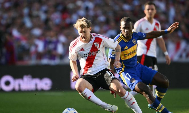 Facundo Colidio de River Plate y Luis Advíncula de Boca Juniors por el Torneo Apertura argentino