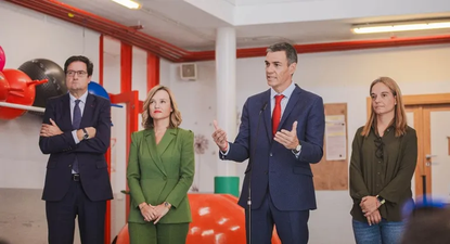 Pedro Sánchez durante su visita a la escuela infantil Casa de los Niños de Getafe, junto a los ministros Pilar Alegría y Óscar López y la alcaldesa del municipio madrileño, Sara Hernández.&nbsp;