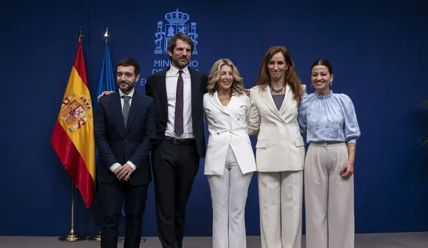 El nuevo ministro de Derechos Sociales, Agenda 2030 y Consumo, Pablo Bustinduy; junto a otros funcionarios.