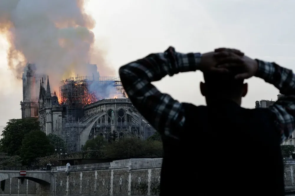 El 15 de abril de 2019, mientras se encontraba en plenas obras de restauración, la catedral de Notre Dame tomò fuego
