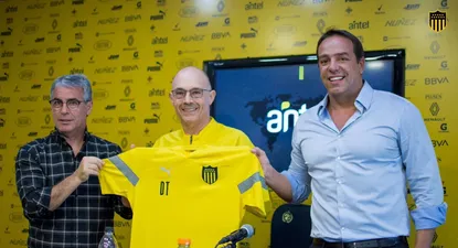 Peñarol presentó este viernes a Alfredo Arias como nuevo técnico en Los Aromos; allí lo presentaron el presidente Ignacio Ruglio y el director deportivo, Pablo Bengoechea