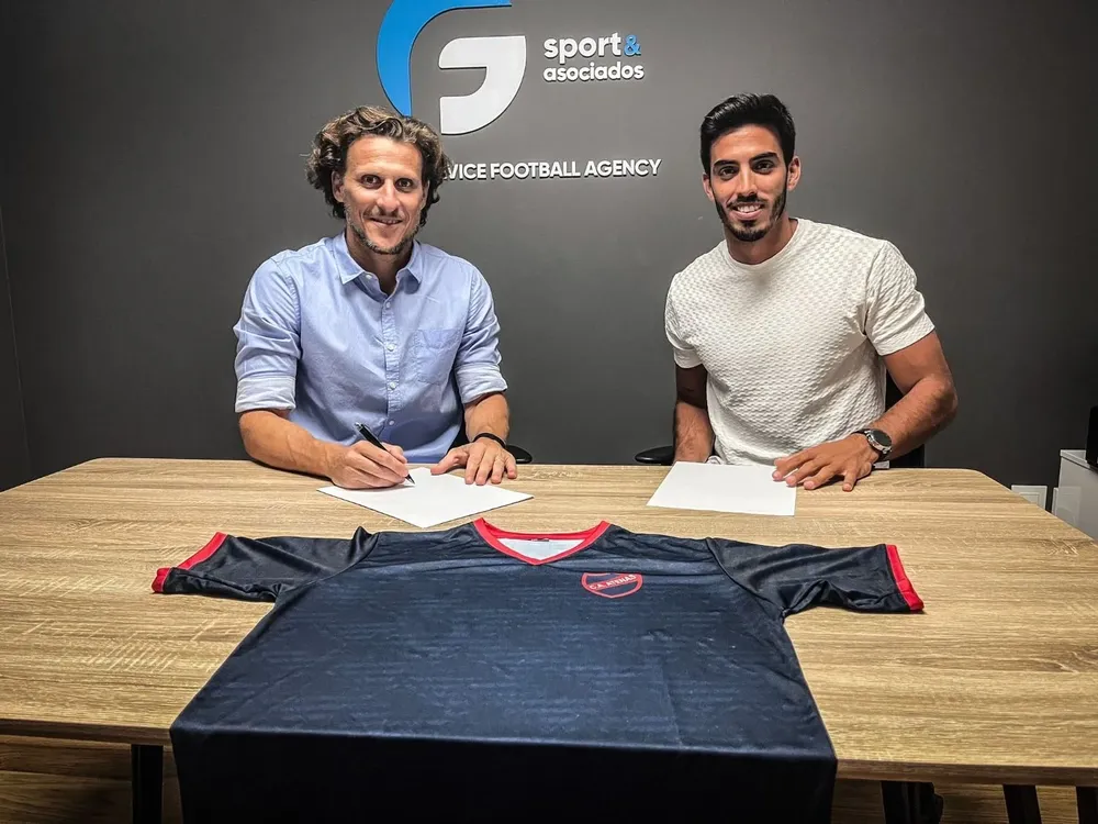 Diego Forlán y el presidente de la SAD, Juan Pablo Fassi el día que firmaron el contrato